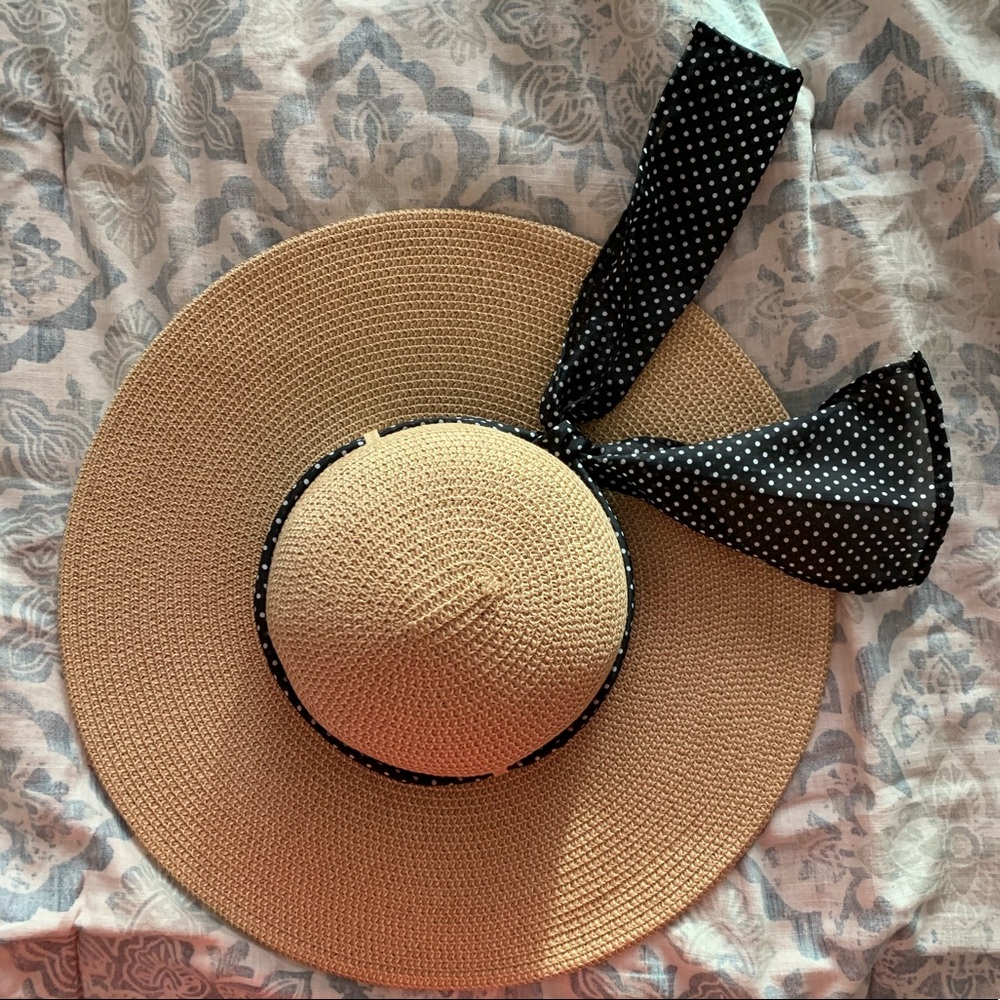Beach hat with ribbon